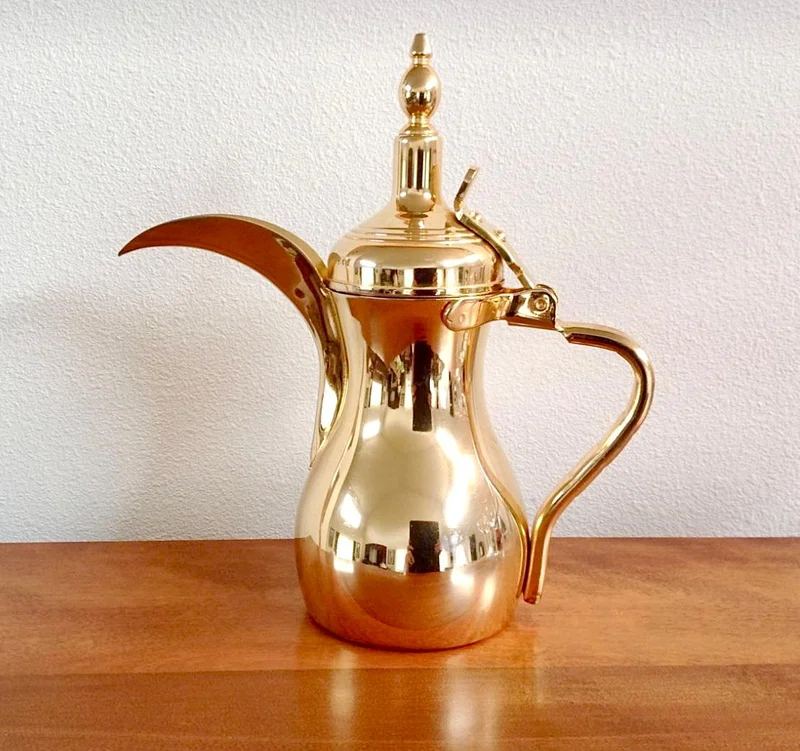 QUESERA Gold Stainless Steel Coffee Server – 800ml Arabic Coffee Pot – Elegant Majlis & Gifting Essentials