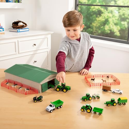 TOMY مجموعة ألعاب المزرعة من تومي جون دير - مقياس 1:64 - تشمل حيوانات المزرعة، حظيرة الآلات، جرارات اللعب، شاحنات اللعب، وأدوات المزرعة - 70 قطعة - 8 سنوات وما فوق - Image 2
