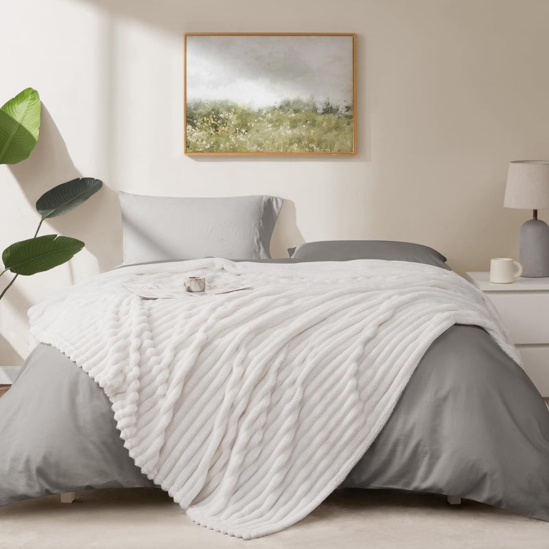 HIMEET Fleece Twin Blanket for Bed Fuzzy White Soft Cozy Ridges Design Wash Up Nicely - Image 3