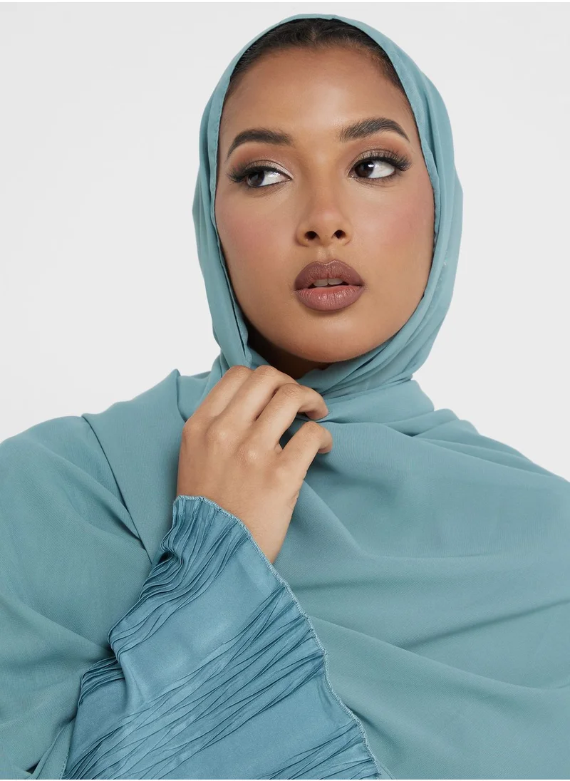 هيا كلوزيت عباية بكسرات ورقبة على شكل حرف V