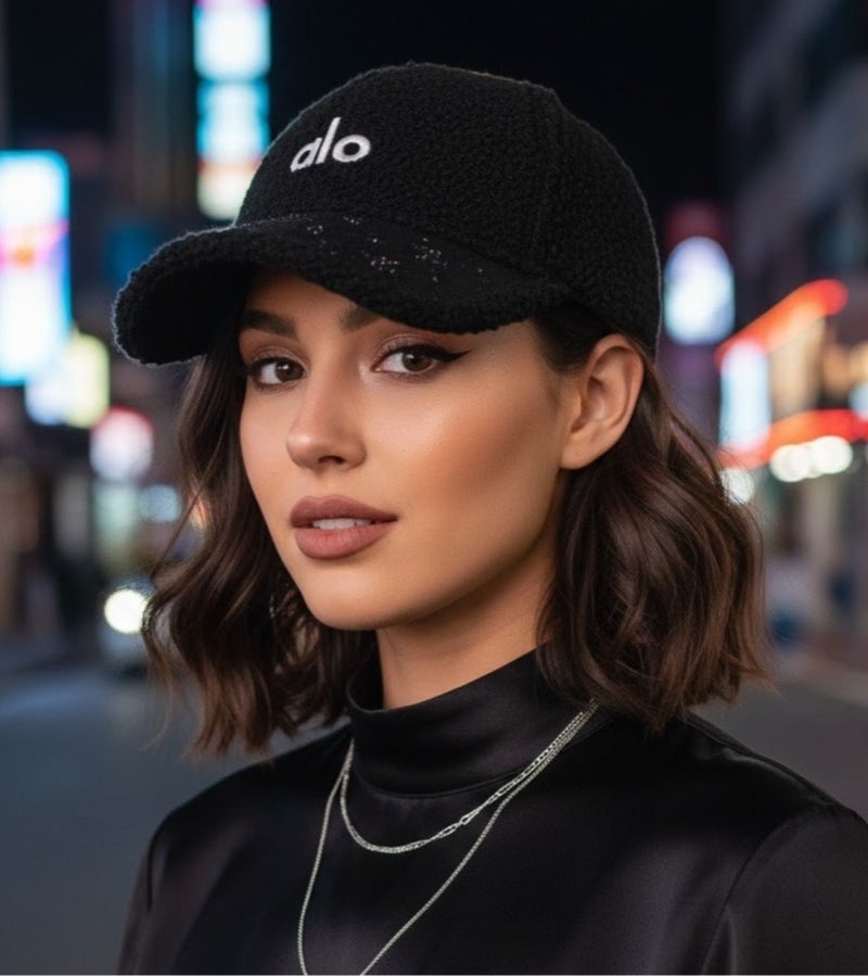 ألو كاب شتوي فرو ناعم للنساء بتصميم ALO عصري – لون أسود أنيق مع تطريز مميز – قبعة دافئة ومريحة للاستخدام اليومي والخروجات الشتوية - Image 4