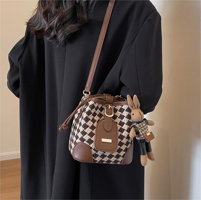 Niche Design Retro Rhombus Bag Women'S Bag 2023 New High-Grade Sentong Qin Messenger Bag Fashionable All-Match Bucket Bag - Image 3
