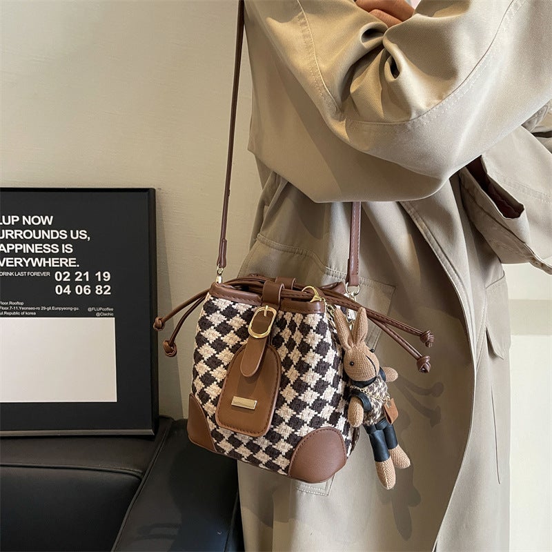 Niche Design Retro Rhombus Bag Women'S Bag 2023 New High-Grade Sentong Qin Messenger Bag Fashionable All-Match Bucket Bag - Image 1