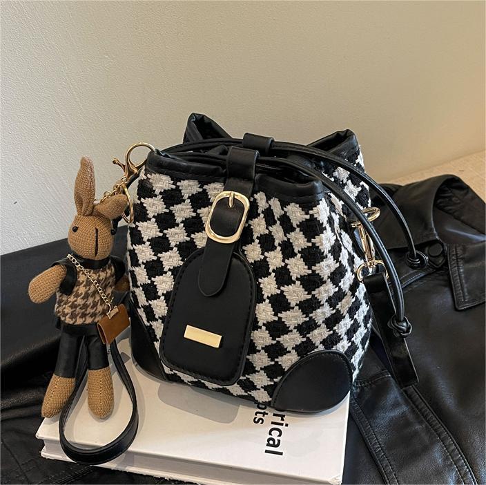 Niche Design Retro Rhombus Bag Women'S Bag 2023 New High-Grade Sentong Qin Messenger Bag Fashionable All-Match Bucket Bag - Image 4