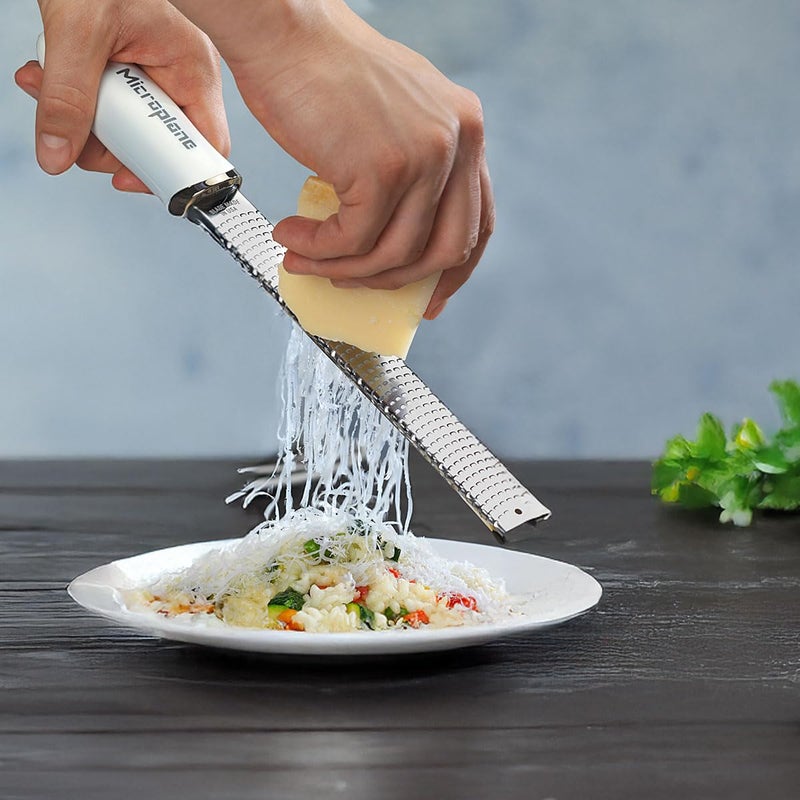 Microplane أداة زست الحمضيات من مايكروبلان الكلاسيكية الممتازة ومبشرة جبن البارميزان - بيضاء - Image 5