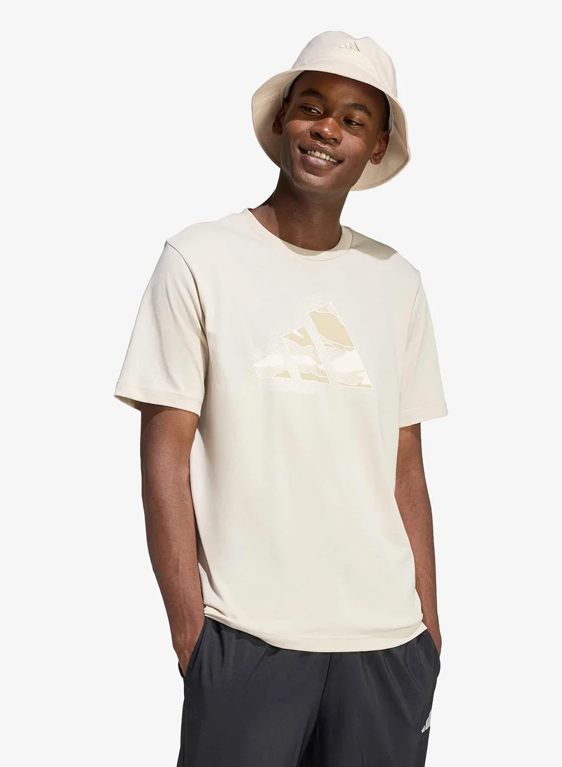 اديداس تيشيرت بطبعة شعار عصري مموه