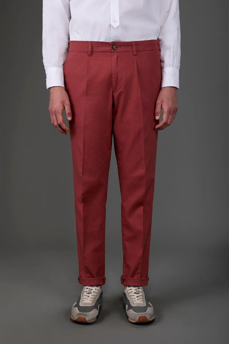 Men's trousers with two small pleats and elastane in the back waistband - Brick