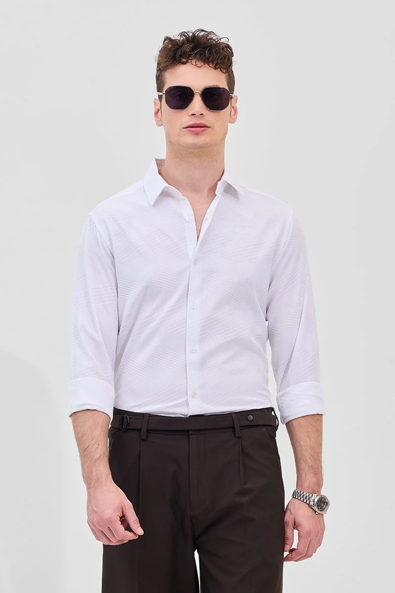 سنيتش قميص أبيض بقصة ضيقة ونقوش