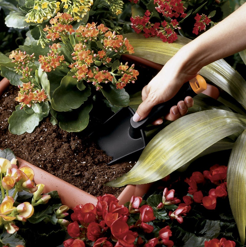 Fiskars Hand Trowel - Fiber Composite Gardening Hand Tool with Hang Hole - Lawn and Yard Tools - Image 2