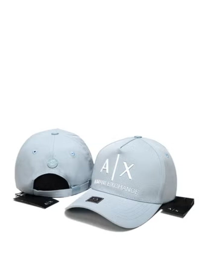 قبعة AX: زرقاء ناعمة، شعار بارز