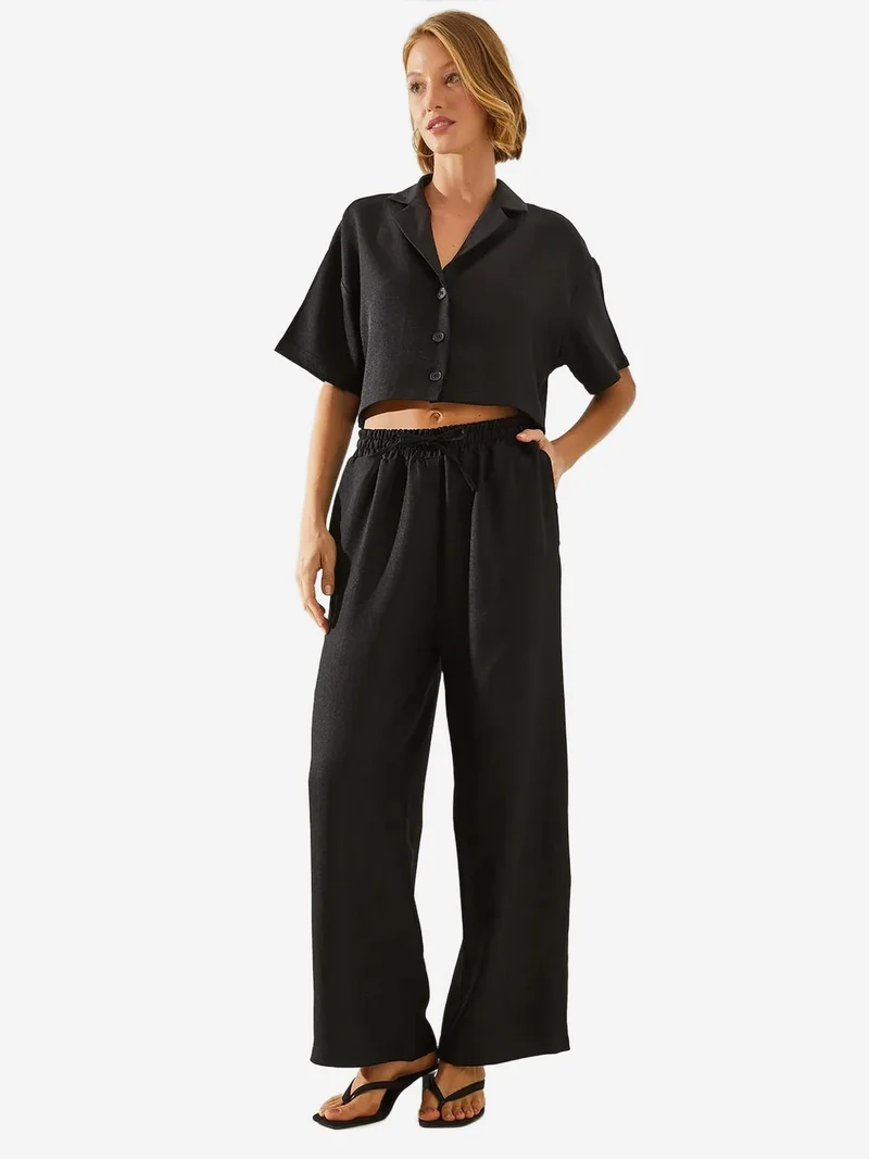 بيانكو لوتشي طقم بلوزة قصيرة بأزرار وبنطلون واسع الساق من لوتشي