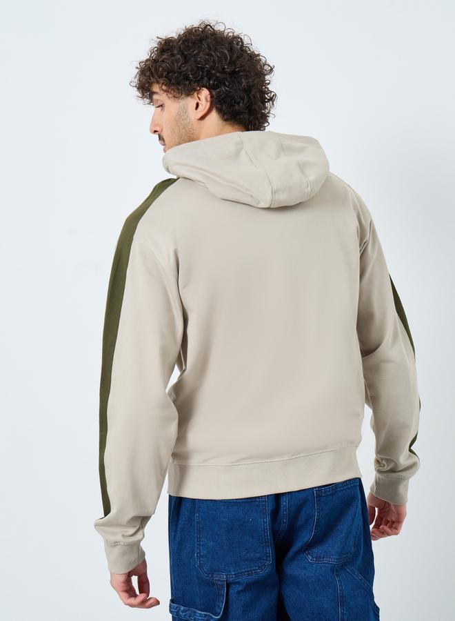 ستايلي هودي بقصة مريحة ونمط كتل الالوان - Image 4