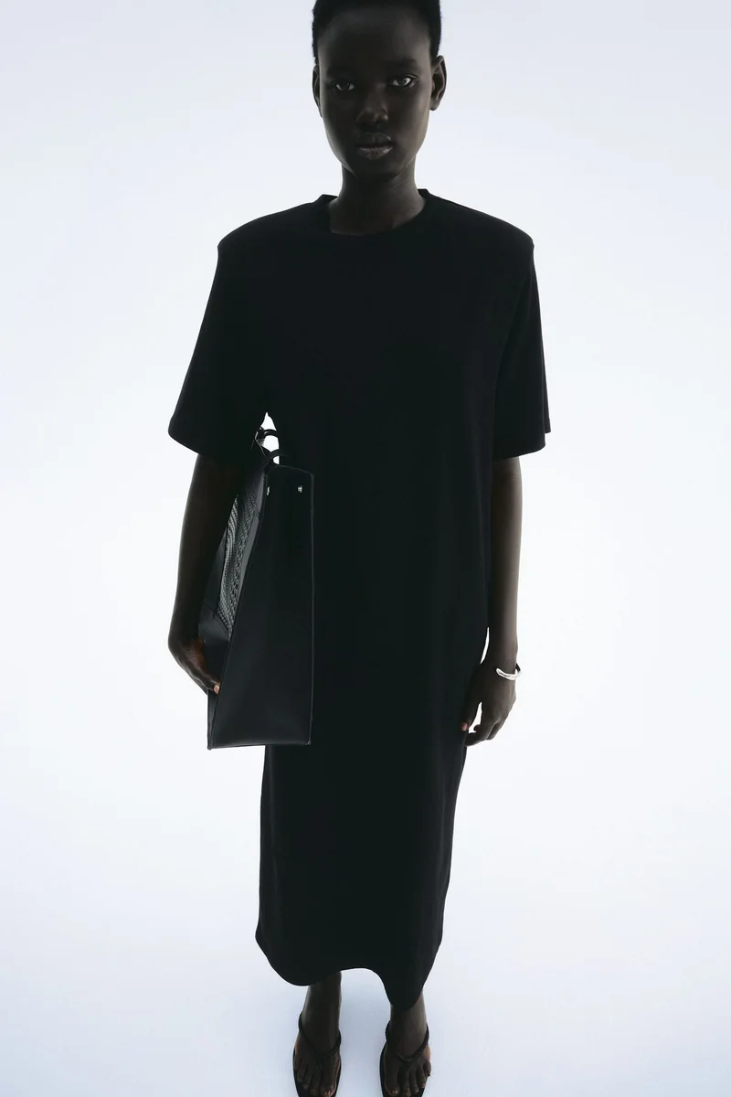 اتش اند ام فستان بقصّة تي-شيرت بأكتاف مبطنة