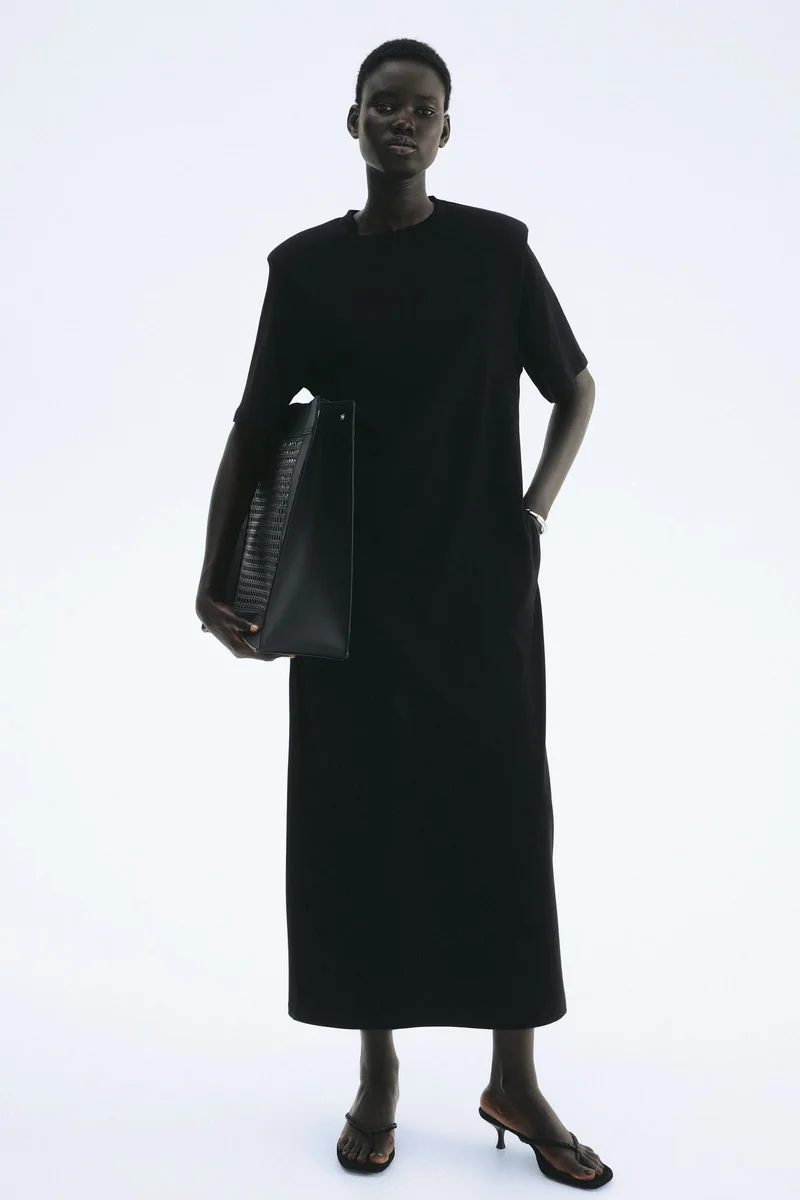 اتش اند ام فستان بقصّة تي-شيرت بأكتاف مبطنة