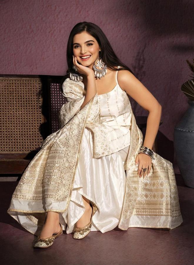 آي شين طقم كورتا وبنطال مع شال بلون أوف وايت بخامة رايون - Image 4