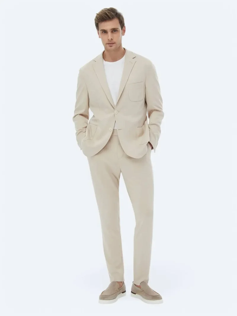 كيب بدلة من المنك سادة بتصميم عصري