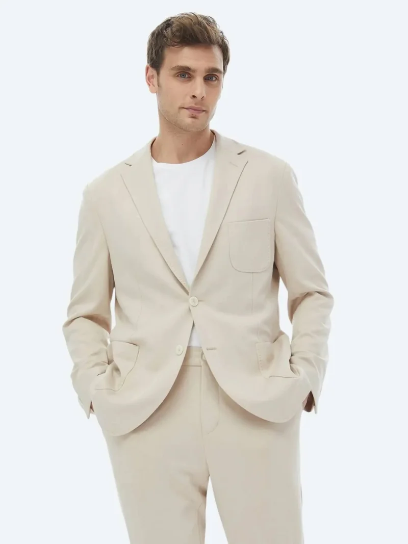 كيب بدلة من المنك سادة بتصميم عصري