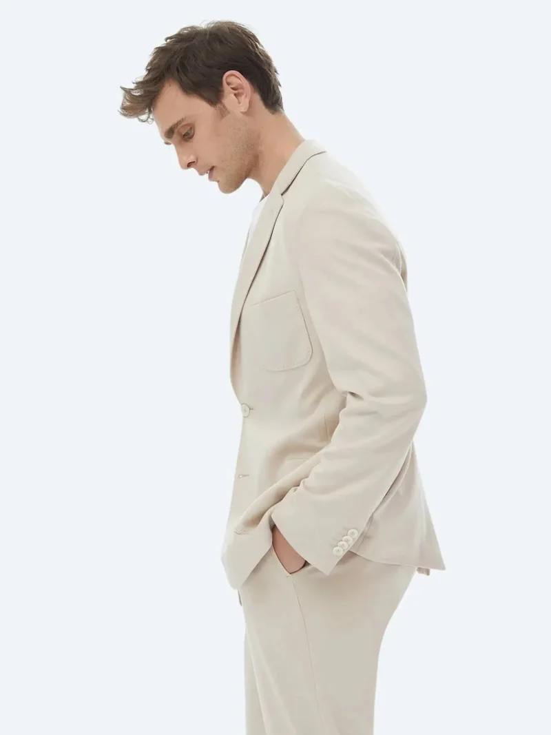 كيب بدلة من المنك سادة بتصميم عصري