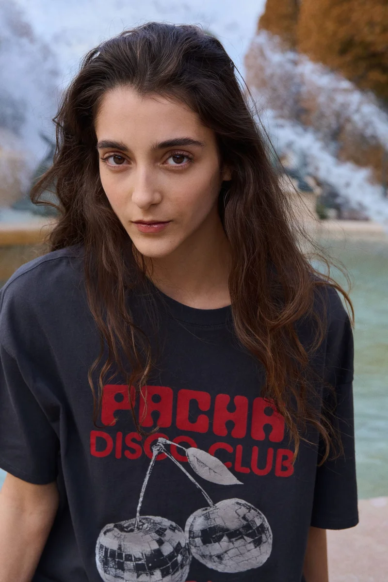 اتش اند ام تي-شيرت فضفاض بطبعة مميزة