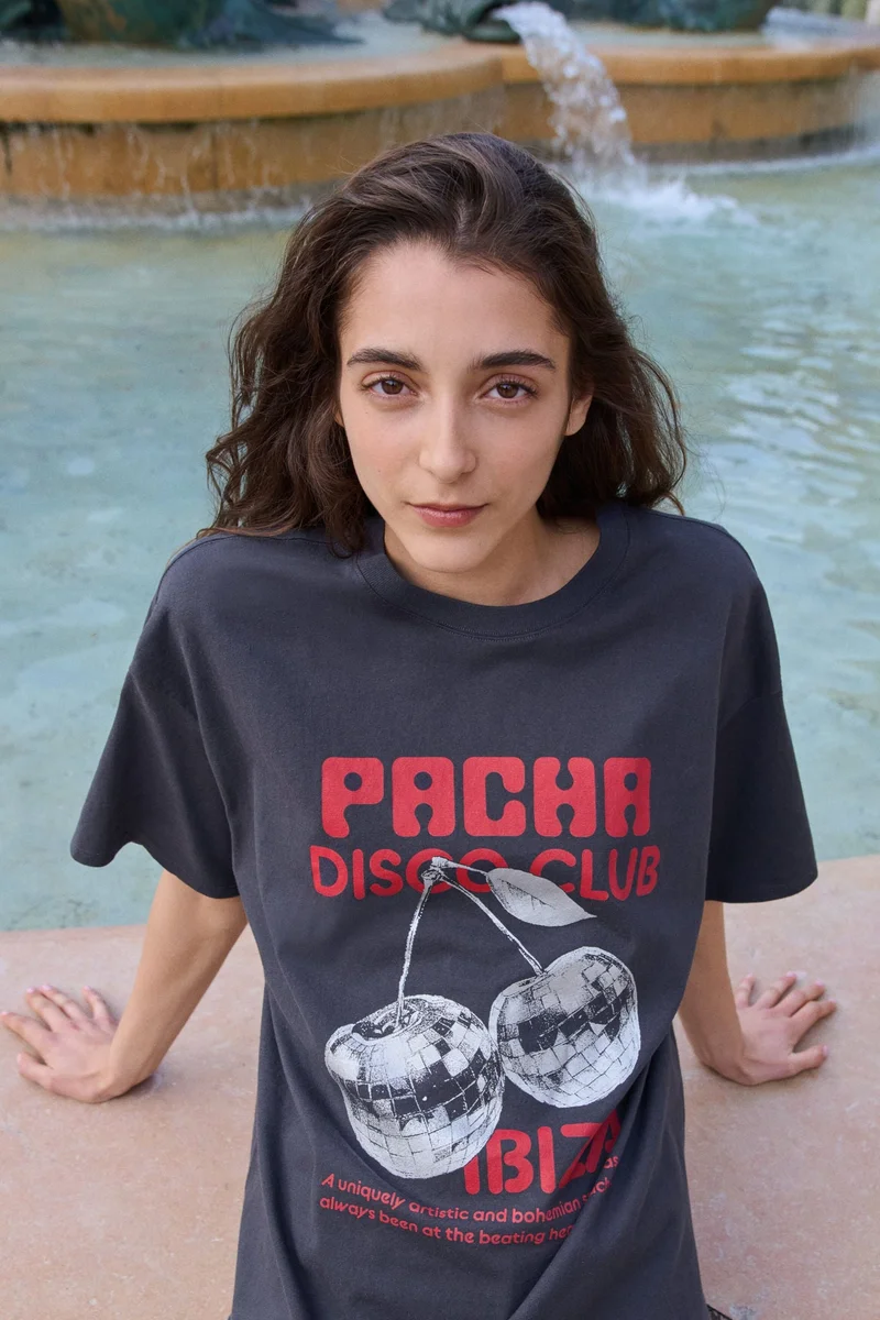 اتش اند ام تي-شيرت فضفاض بطبعة مميزة