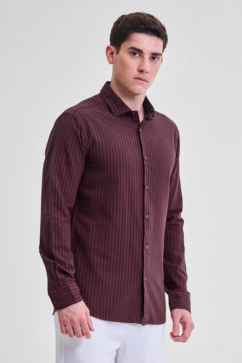 سنيتش قميص بقصة ضيقة وخطوط عنابية