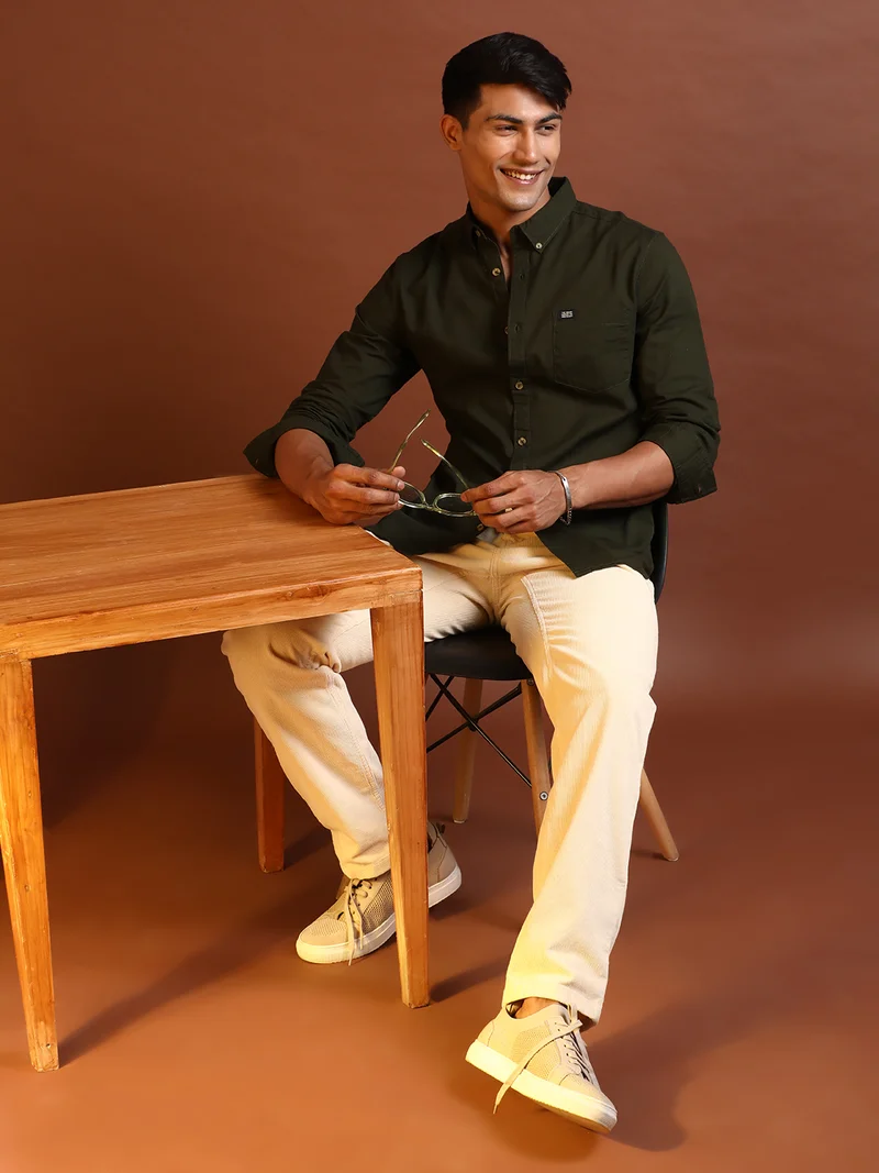 شركة المرآب الهندية Men Slim Fit Solid Full Sleeves Cutaway Collar Casual Shirt