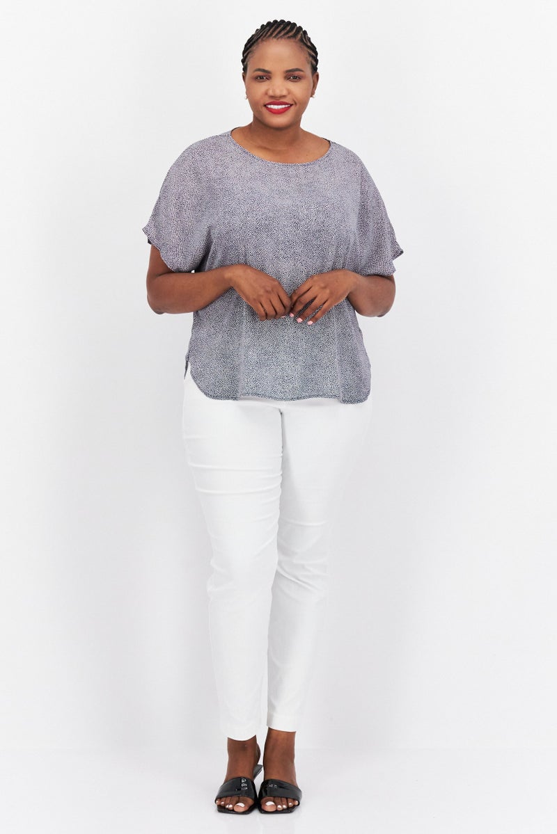 ANNE KLEIN بلوزة نسائية بلس سايز بياقة دائرية وأكمام قصيرة بطبعة شاملة، بيضاء - Image 4