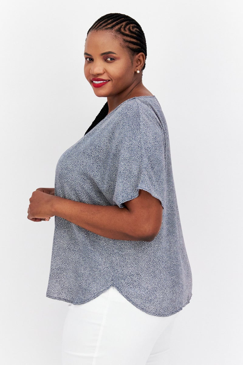 ANNE KLEIN بلوزة نسائية بلس سايز بياقة دائرية وأكمام قصيرة بطبعة شاملة، بيضاء - Image 2