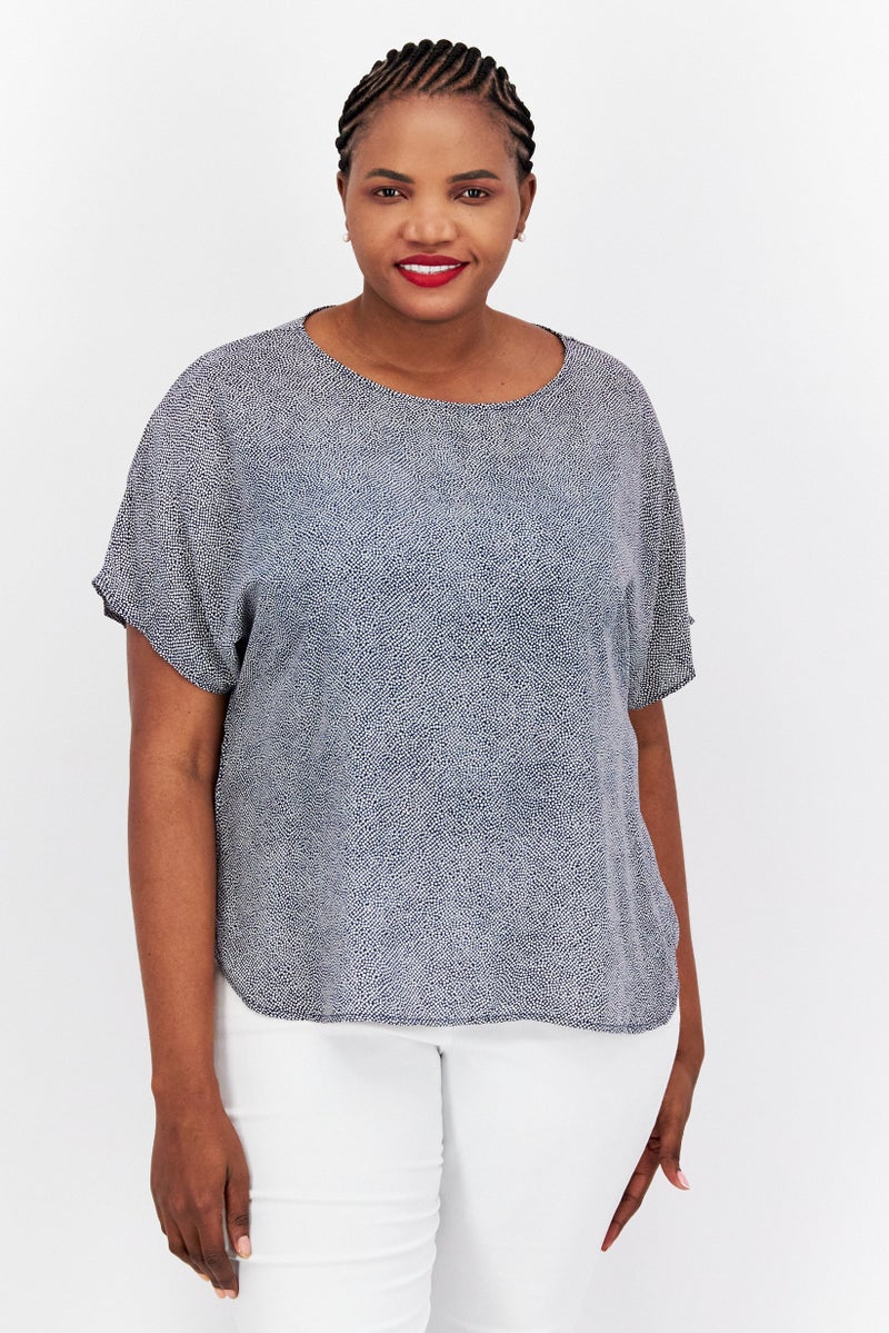 ANNE KLEIN بلوزة نسائية بلس سايز بياقة دائرية وأكمام قصيرة بطبعة شاملة، بيضاء - Image 1