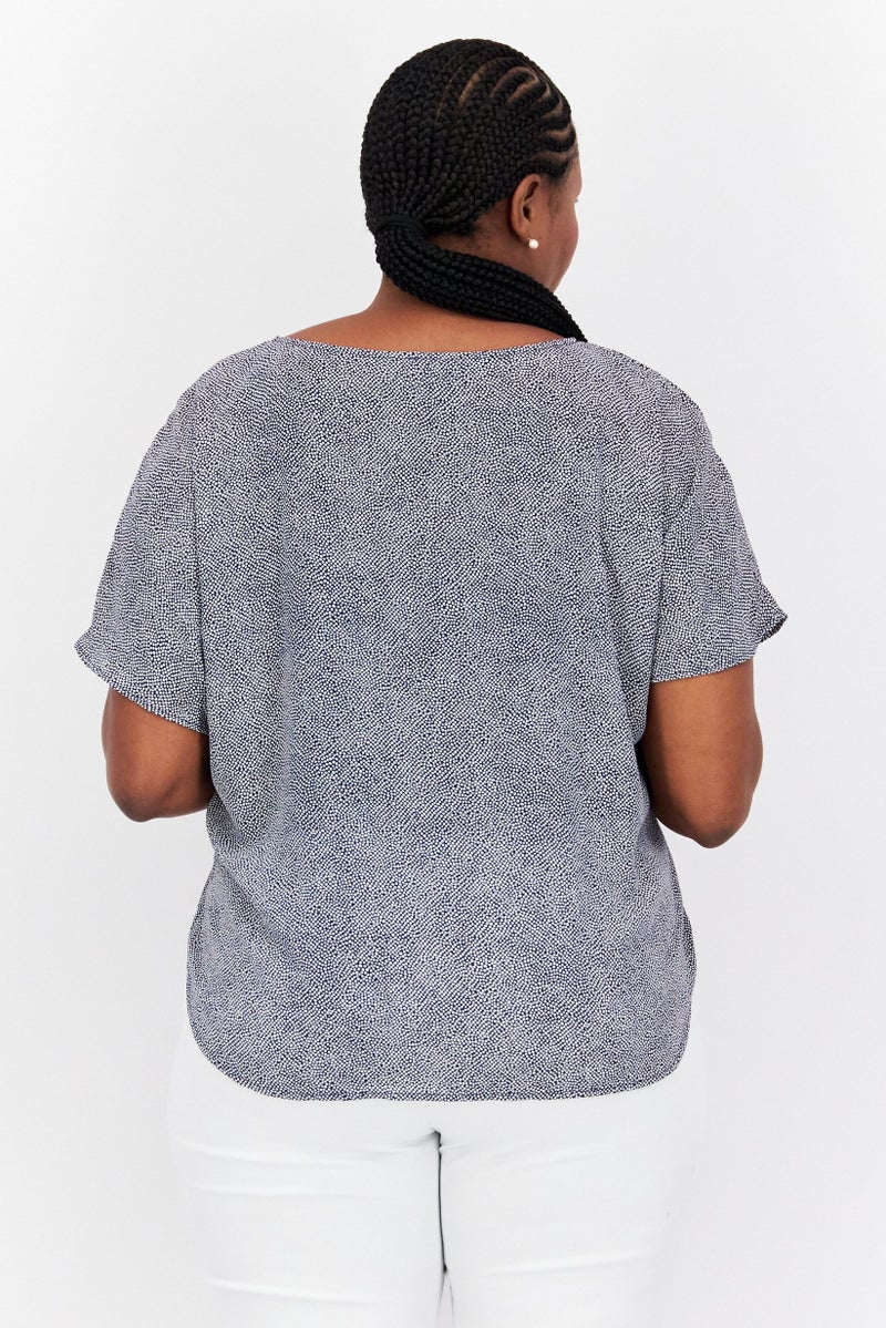 ANNE KLEIN بلوزة نسائية بلس سايز بياقة دائرية وأكمام قصيرة بطبعة شاملة، بيضاء - Image 3