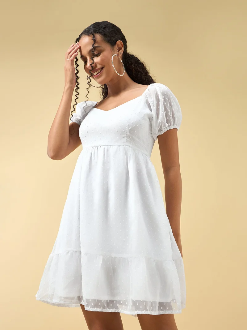 أوجيدر فستان أبيض بأكمام منتفخة