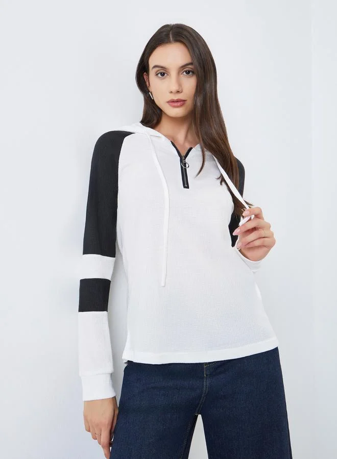 تايك تو هودي أبيض بأكمام ريجلان بلونين