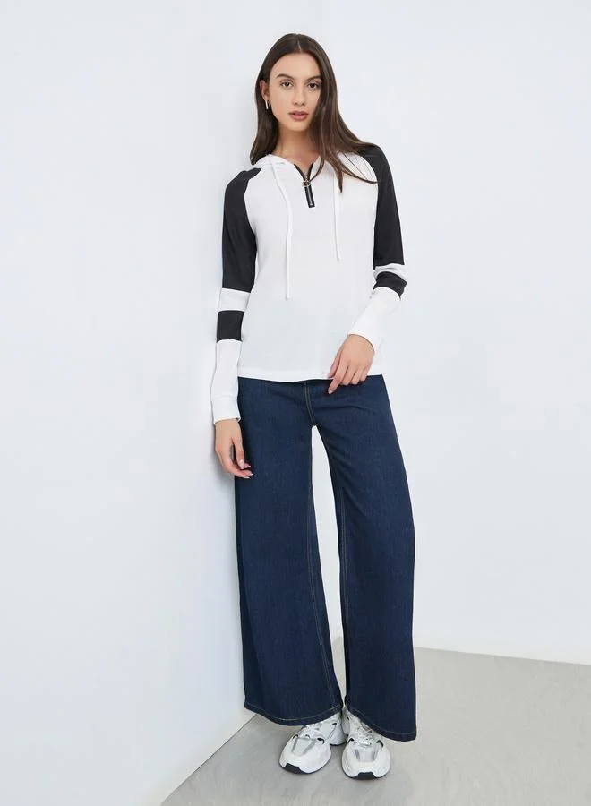 تايك تو هودي أبيض بأكمام ريجلان بلونين