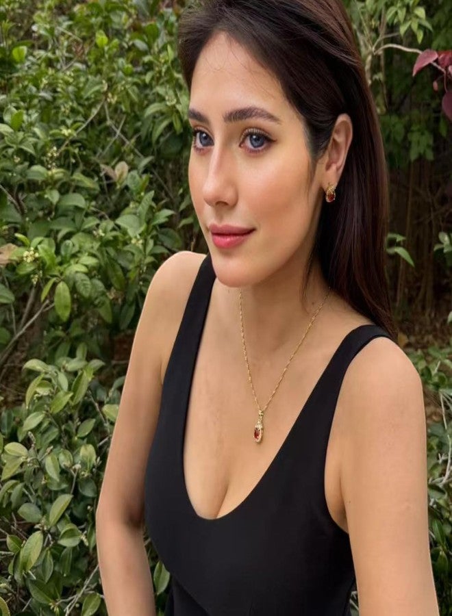 زيزيلا طقم مجوهرات ريزيليا للنساء، مرصع بحجر كريم على شكل كمثرى - ياقوت أحمر صناعي لشهر يوليو - قلادة وأقراط مطلية بالذهب الأصفر عيار 14 قيراطًا، سلسلة بطول 18 بوصة + 2 بوصة - معبأ في علبة هدايا أنيقة، هدية مثالية لها أو للأم في عيد ميلادها. - Image 3