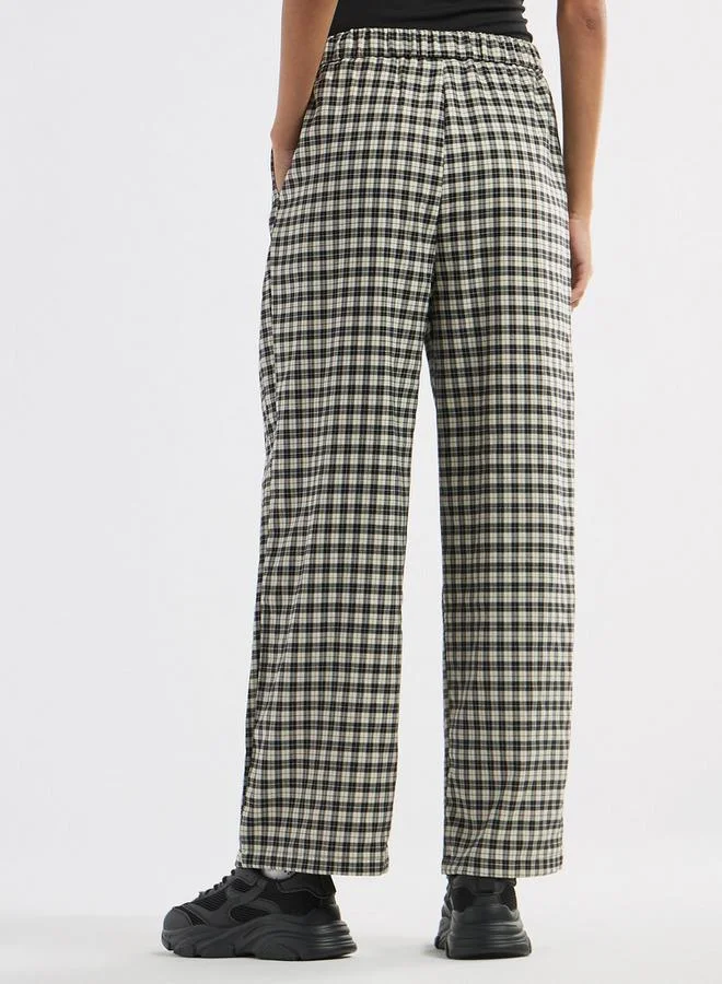 Splash FAV Checked Pants with Button Closure and Pockets