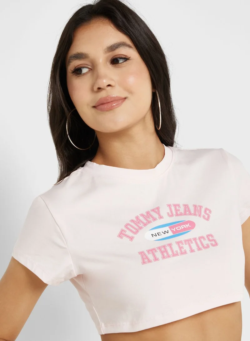 TOMMY JEANS Logo Graphic Crop T-Shirt