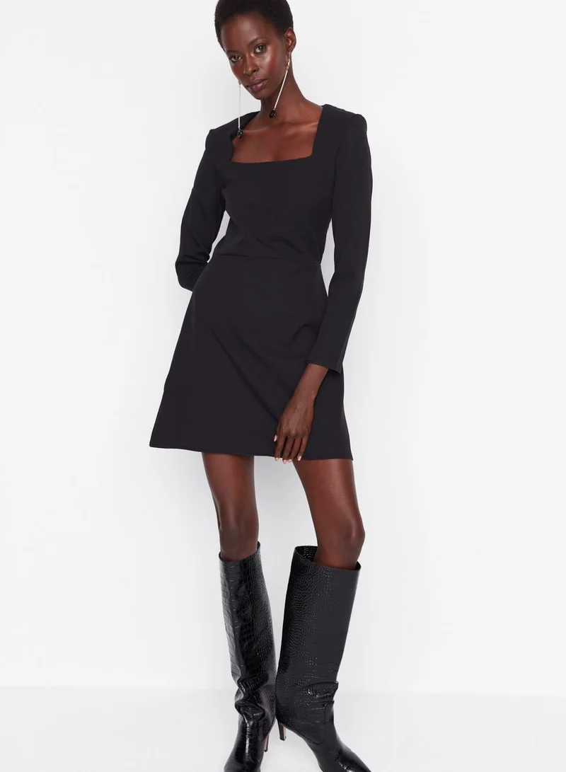 ترينديول فستان قصير برقبة مربعة الشكل