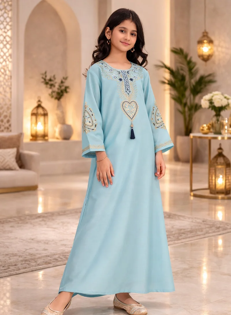 أرتيميا جلابية مطرزة بخيوط ذهبية من قماش ناعم فاخر