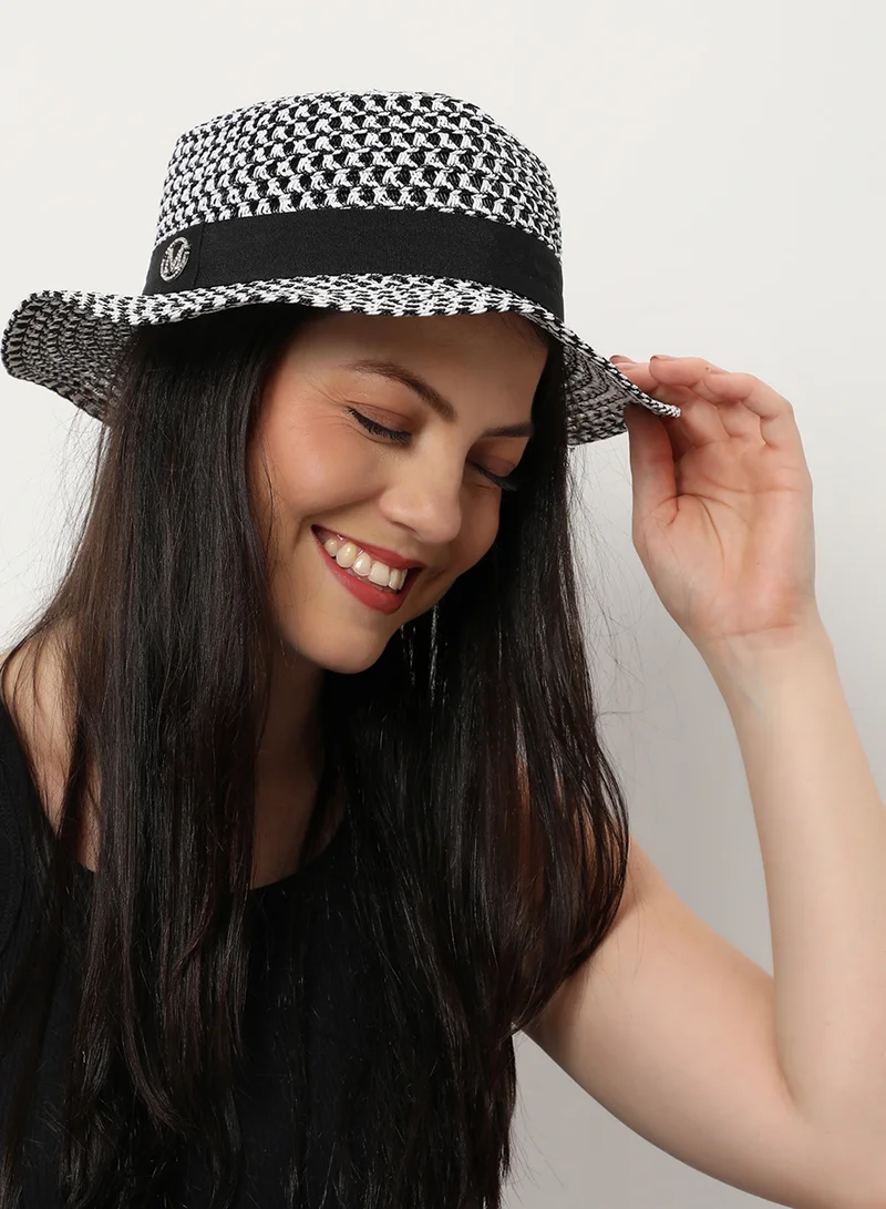 صوص هاوت قبعة فيدورا سوداء مطبوعة