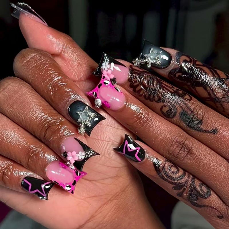 NBNTGH أظافر صناعية سوداء قابلة للضغط مع تصميم نجمة وأطراف فرنسية لامعة، أظافر لاصقة قابلة لإعادة الاستخدام، أظافر أكريليك كاملة التغطية قصيرة للنساء، 24 قطعة - Image 1