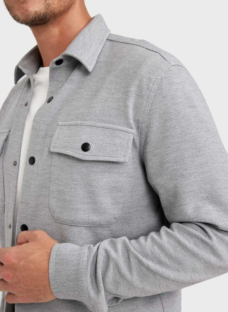 ديفاكتو قميص بقصة عادية وجيوب بقلاب