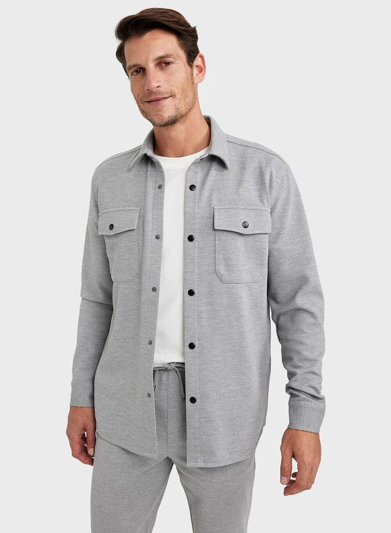 ديفاكتو قميص بقصة عادية وجيوب بقلاب