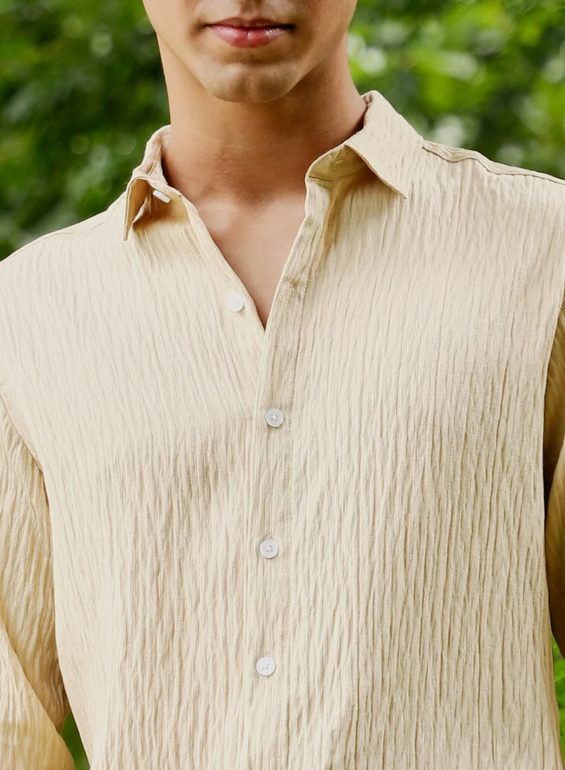 Campus Sutra Campus Sutra Men Solid Creased-Tactile Shirt | Spread Collar Long Cuffed Sleeves | Button Closure Curved Hem | Solid Creased | Woven Fabric For Casual & Daily Wear | Saltbox Beige