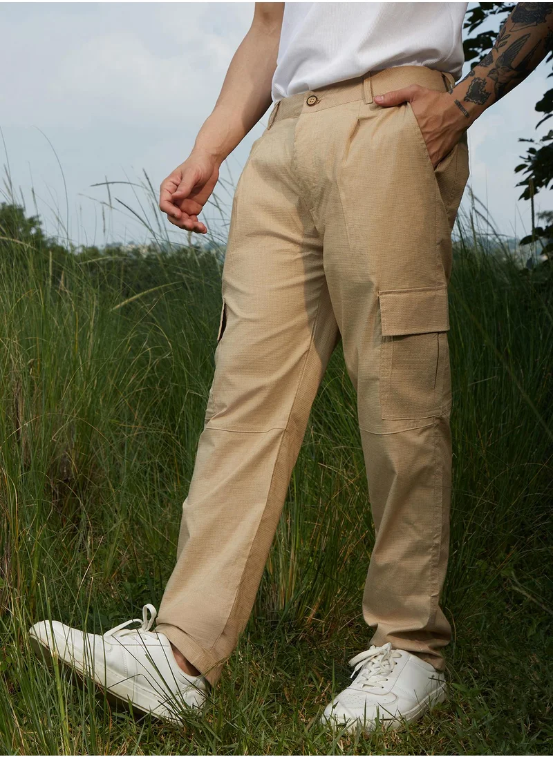 كامبوس سوترا Campus Sutra Men's Khaki Beige Slim-Fit Utility Trousers For Casual Wear | Relaxed Fit | Low-Rise | Button Closure | Cargo Pants Crafted With Comfort Fit For Everyday Wear