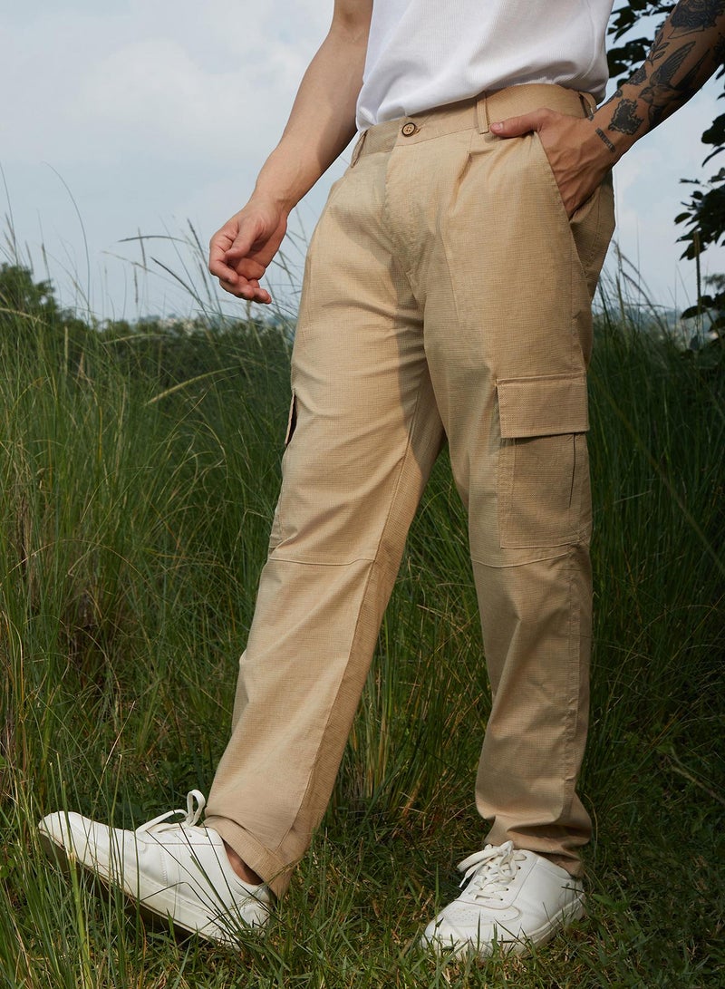 Campus Sutra Campus Sutra Men's Khaki Beige Slim-Fit Utility Trousers For Casual Wear | Relaxed Fit | Low-Rise | Button Closure | Cargo Pants Crafted With Comfort Fit For Everyday Wear - Image 2