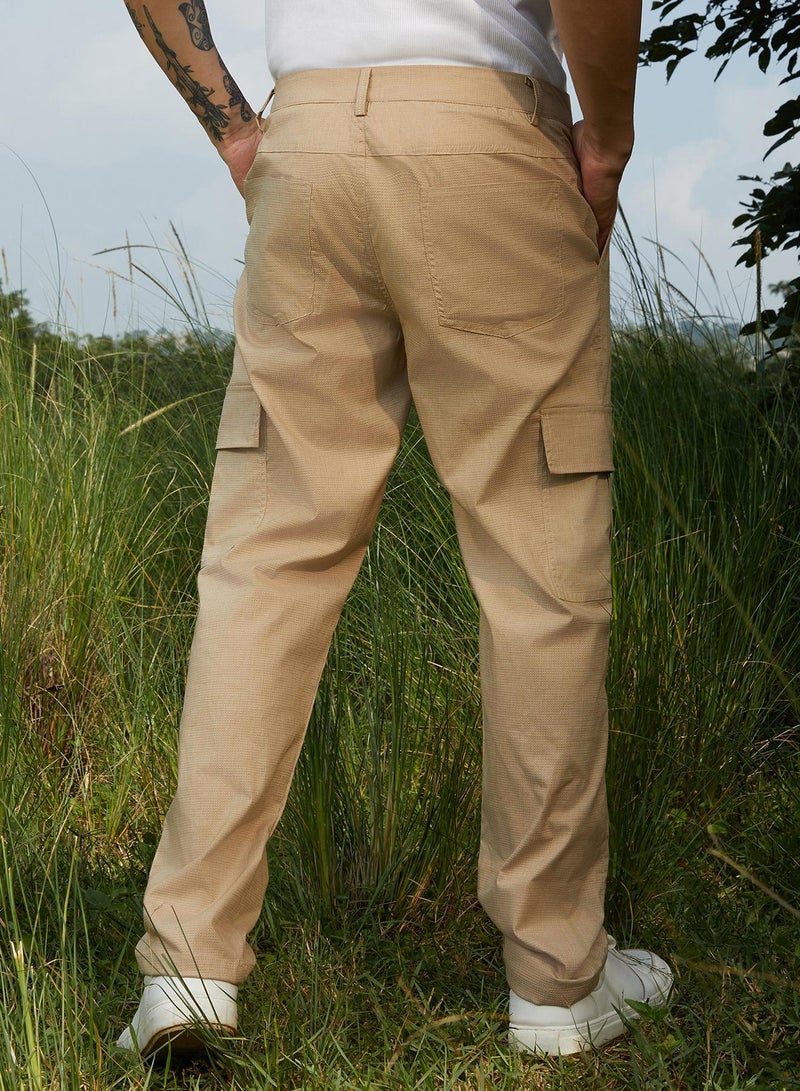 Campus Sutra Campus Sutra Men's Khaki Beige Slim-Fit Utility Trousers For Casual Wear | Relaxed Fit | Low-Rise | Button Closure | Cargo Pants Crafted With Comfort Fit For Everyday Wear - Image 3