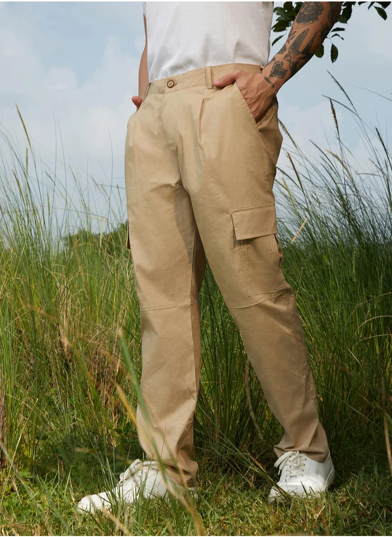 كامبوس سوترا Campus Sutra Men's Khaki Beige Slim-Fit Utility Trousers For Casual Wear | Relaxed Fit | Low-Rise | Button Closure | Cargo Pants Crafted With Comfort Fit For Everyday Wear