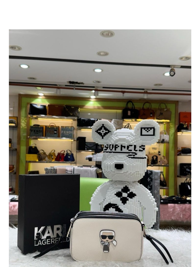 كارل لاغرفيلد حقيبة كارل لاغرفيلد أديل كروس بودي جلدية مزودة بسحّاب مزدوج وحزام للكاميرا (مع علبة) - Image 1