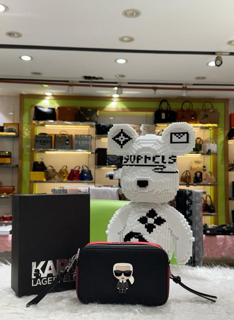 كارل لاغرفيلد حقيبة كارل لاغرفيلد أديل كروس بودي جلدية مزودة بسحّاب مزدوج وحزام للكاميرا (مع علبة) - Image 3