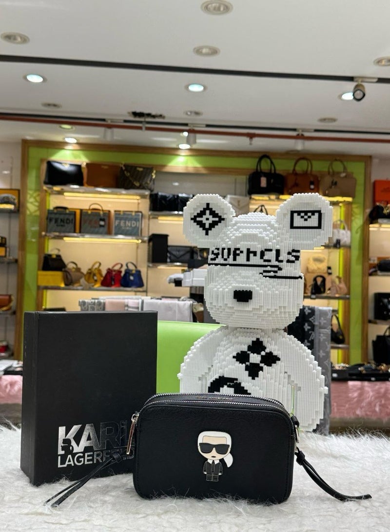 كارل لاغرفيلد حقيبة كارل لاغرفيلد أديل كروس بودي جلدية مزودة بسحّاب مزدوج وحزام للكاميرا (مع علبة) - Image 2